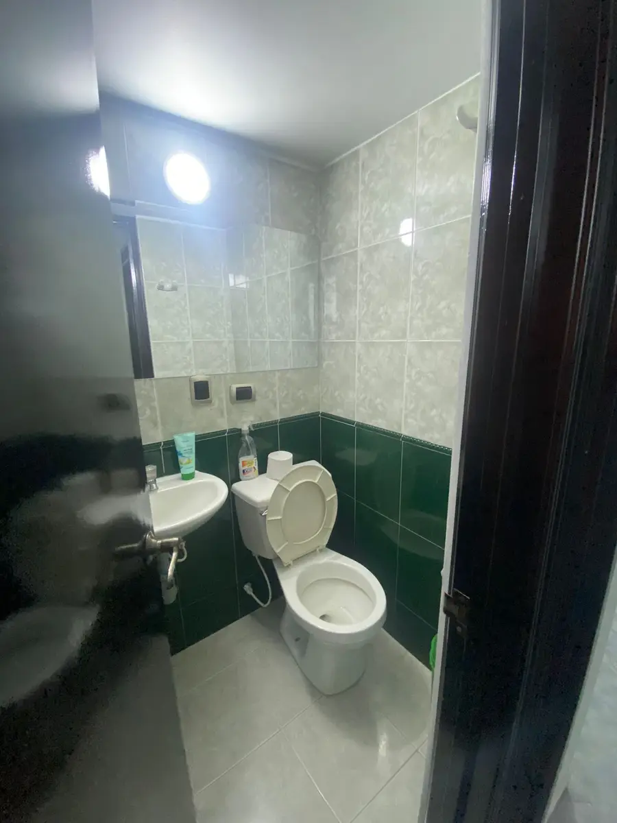 Baño: Lavamanos y sanitario