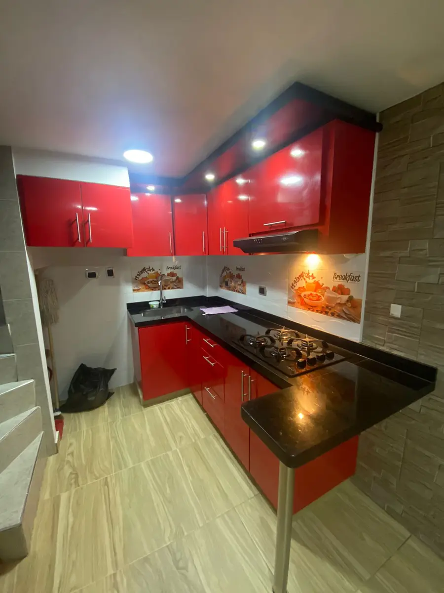 Cocina: Barra y mesón en granito