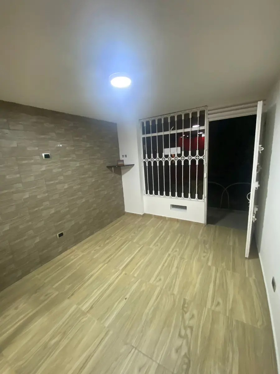 Sala: Sala con la puerta principal